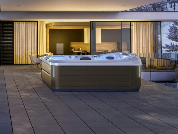 Jacuzzi-J495-hot-tub